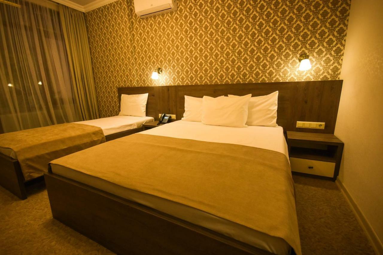 Old Garden Hotel Batumi Bagian luar foto