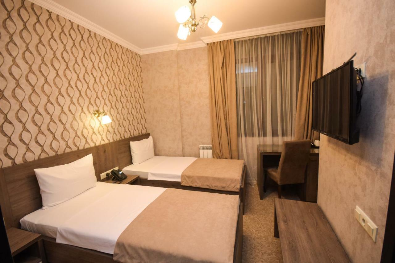 Old Garden Hotel Batumi Bagian luar foto